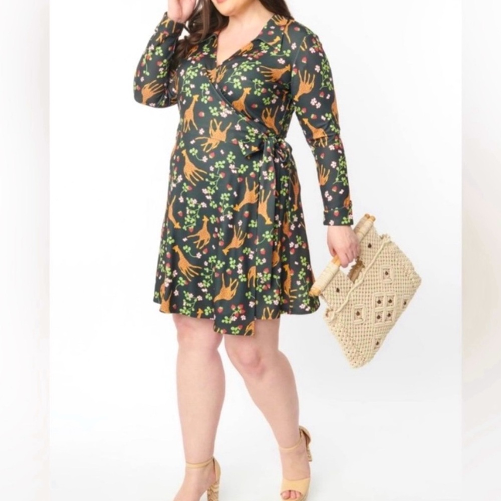 Unique Vintage Green Giraffe & Strawberry wrap dress M 6/8 NWT